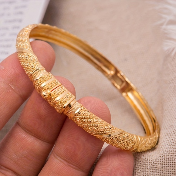 Luxurious 24K Gold-Plated Open Bangle: Bridal Elegance, Timeless Hand Jewelry - Picture 2 of 5